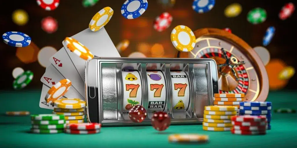 Smartphone con tre 7 su panno verde da gioco